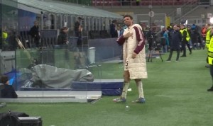 告别！穆勒踢完拜仁生涯最后一场欧冠，赛后向球迷鼓掌致意